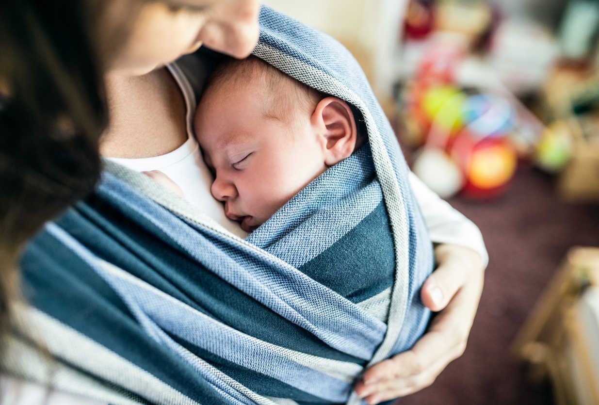 Jak a odkdy nosit miminko v šátku nebo v nosítku